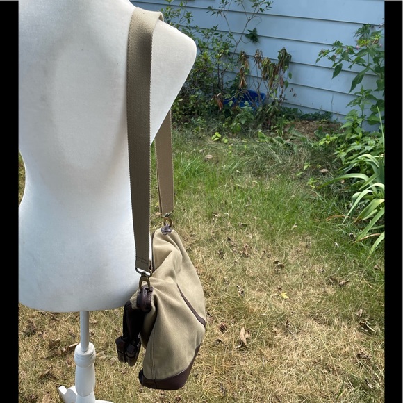 Vera Wang’s Simply Vera Canvas Fold Over Crossbody Hobo Shoulder Bag - Picture 4 of 12